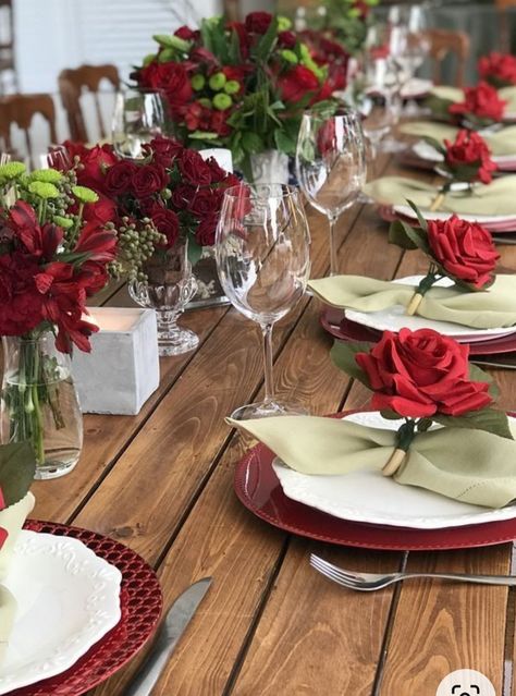 Dinner Party Decorations Table, 40th Wedding Anniversary Party Ideas, Red Table Settings, Valentine Dinner Party, Beautiful Napkin Folding, Romantic Dinner Decoration, Dinner Party Table Settings, Mexican Themed Weddings, Dinner Party Decorations