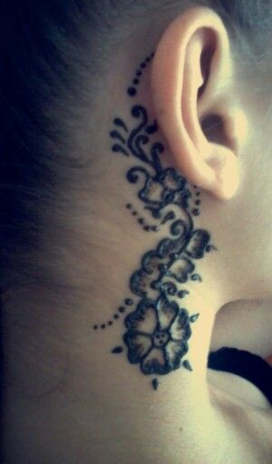 Henna On Neck Design, Henna On Face Design, Henna Behind Ear, Henna Tattoo Designs Behind Ear, Face Henna Design, Henna Neck Design, Henna Designs Neck, Henna Tattoo Designs Neck, Henna On Neck