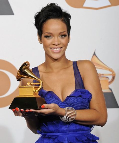 rihanna-at-2008-grammy-awards Rihanna Awards, Rihanna 2008, Rihanna Grammys, Mtv Music Awards, Rihanna Riri, Good Raps, Rihanna Fenty, Music Radio, Loud House