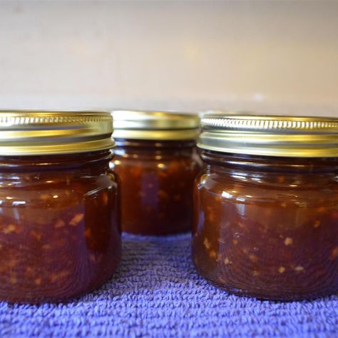 This caramel apple jam is made with tangy Granny Smith apples, brown sugar, and a dash of butter flavoring for a delicious fall-inspired condiment. Caramel Apple Jam Recipe, Caramel Apple Jam, Papaya Jam, Apple Jam Recipe, Apple Pie Jam, Chow Recipe, Canning Jam, Apple Jam, Rhubarb Jam