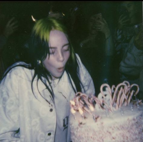 Billie Eilish Birthday, Green Hair, Favorite Person, Billie Eilish, Love Of My Life, Girl Birthday, Pretty People, Love Her, Snapchat