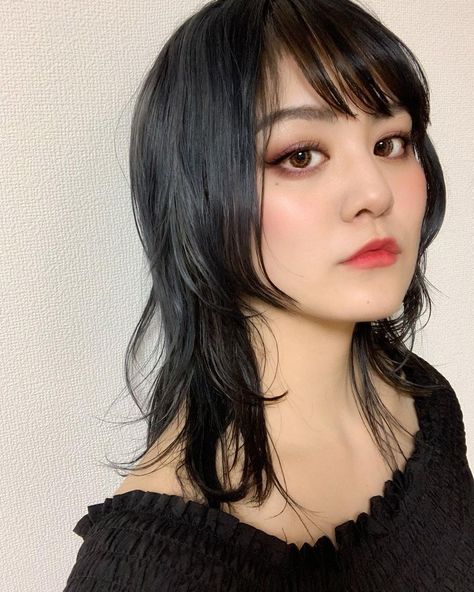 Wolfcut W Bangs, Straight Wolfcut With Bangs, Wolfcut With Side Bangs, Black Wolfcut With Bangs, Blue Black Wolfcut, Wolf Cut Asian Girl, Swept Bangs, Side Swept Bangs, Side Swept