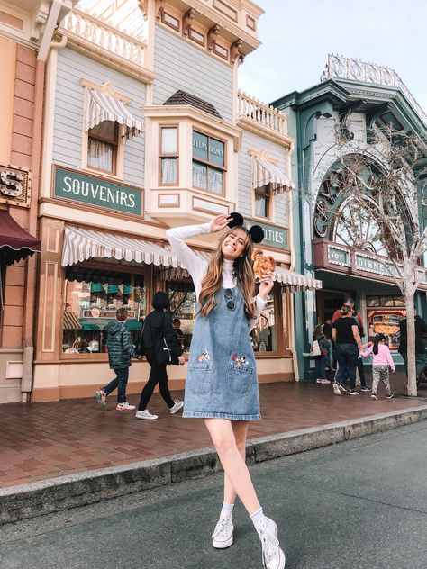 Tokyo Disney Outfits, Outfit For Disneyland, Tokyo Disneyland Photo Ideas, Hongkong Disneyland Ootd, Disneyland Fall Outfit, Disneyland Poses, Disney Paris Outfits, Disneyland Instagram Pictures, Disneyland Outfits Spring