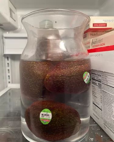 Avocados In Water, How To Store Avocado, Keep Bananas Fresh, Fruit And Vegetable Storage, Fresh Avocado, Vegetable Storage, Fruit Flies, Food Garden, Slow Cooker Chicken