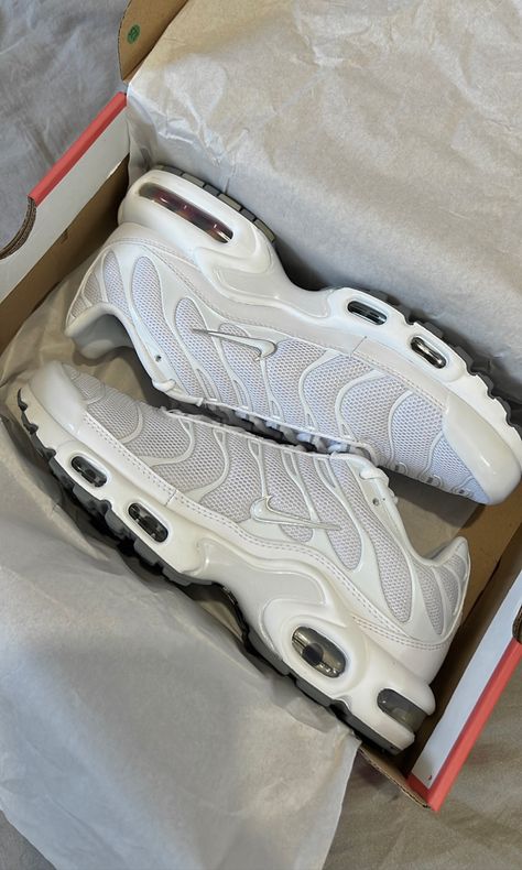 Nike Tn Shoes, Tn White, Nike Air Max White, White Nike Shoes, Nike Tn, Pretty Shoes Sneakers, Jordan Shoes Retro, All Nike Shoes, Shoes Outfit Fashion