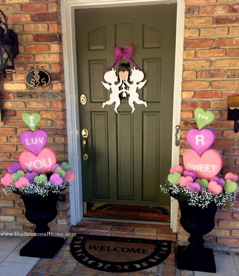 Adorable & Creative Conversation Heart Topiary Greeters (Tutorial on www.TheSeasonalHome.com) Valentines Outdoor Decorations, Saint Valentin Diy, Valentines Bricolage, Diy Valentines Decorations, Purple Hearts, Creative Valentines, Decoration Originale, Valentine's Day Diy, Valentine Day Crafts