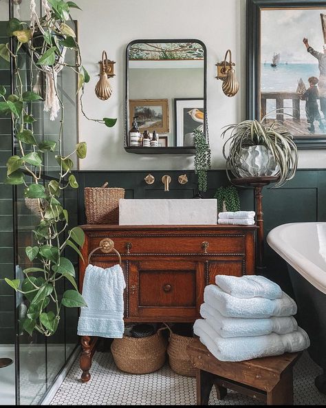 Small Bathroom Wainscoting Ideas, Green Bathrooms Inspiration, Vintage Decor Bathroom, Modern Vintage Bathroom, Earthy Bathroom, Dark Green Bathrooms, Moody Bathroom, Merry Monday, Eclectic Bathroom