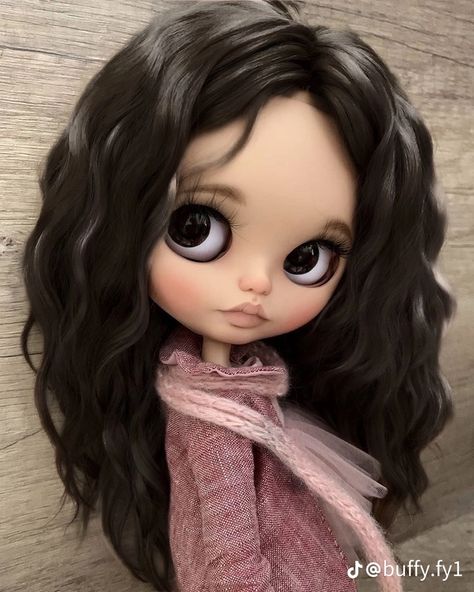 Bythle Dolls Black Hair, Blythe Dolls Glasses, Curly Hair Blythe Doll, Blythe Doll Curly Hair, Tan Blythe Doll, Cute Dolls Wallpapers, Bythle Dolls, Blythe Dolls Black Hair, Doll Curly Hair