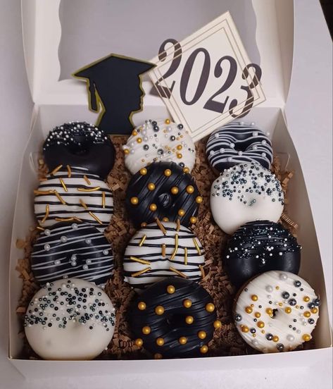 Donuts Packing Ideas, Mini Donuts Graduation, Graduation Donuts Ideas, Dounats Decoration, Mini Doughnut Ideas, Mini Donuts Packaging, Mini Donut Design Ideas, Mini Donuts Decoration, Mini Donuts Ideas