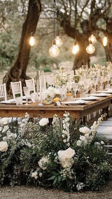 Green Farm House, Modern Farmhouse Wedding, Farm Style Table, Modern Wedding Theme, Scandinavian Wedding, Wedding Farmhouse, Minimalist Farmhouse, Green Farm, European Farmhouse