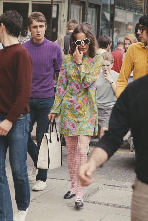 Fashion girl on King's Road in Chelsea, London 1960s 1950s Hawaiian Fashion, 60s Fashion Trends, 60’s Fashion, Swinging London, 60s 70s Fashion, Walking Down The Street, Mode Hippie, 60s And 70s Fashion, 70s Inspired Fashion