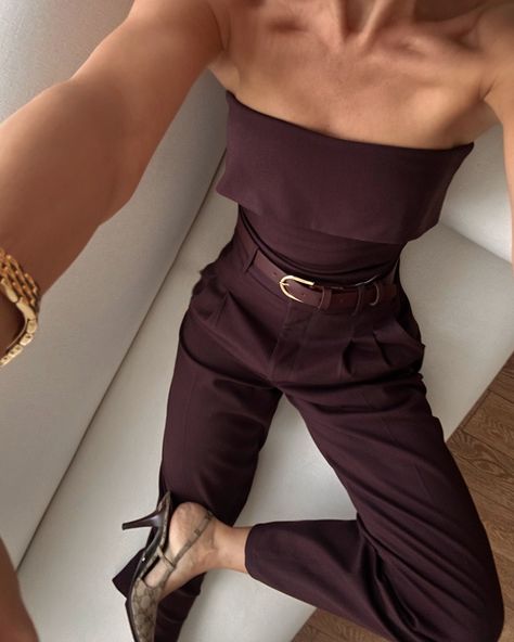 İn love with burgundy… 🍇 Burgundy Old Money Outfit, Elegant Going Out Outfits, Burgundy Outfit Aesthetic, Wine Red Outfit, Classy Holiday Outfits, Christmas Dinner Outfit Classy, Burgundy Outfit Ideas, Ny Fits, Fancy Dinner Outfit