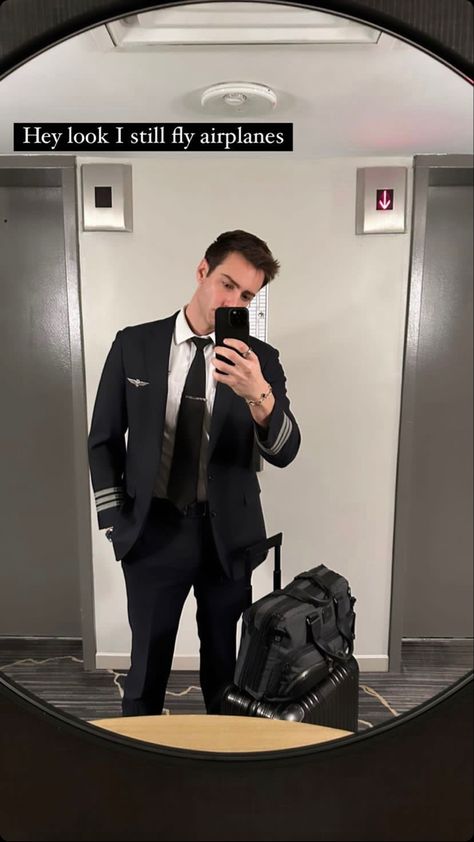 Pilot Aesthetic Male, Cabin Crew Cv, Emirates Pilot, Pilot Aesthetic, Pilot Outfit, Emirates Cabin Crew, Jenner House, Flight Attendant Fashion, Flight Attendant Life