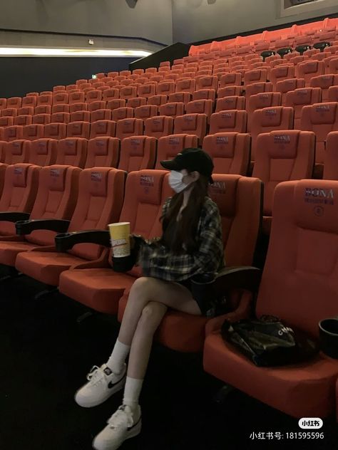 Movie Date Pictures, Cine Outfit Ideas, Cinema Date Outfit, Cinema Outfit, Cinema Ideas, Movie Theater Aesthetic, Cinema Idea, Cinema Date, Movie Date Outfits