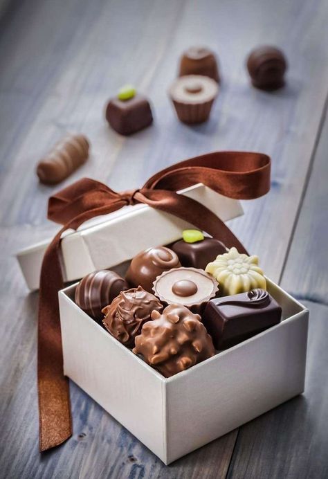 Chocolate Box Photography, Chocolate Bonbons Packaging, Chocolate Photos, Chocolate Dishes, Chocolate Dreams, Chocolate Day, I Love Chocolate, Easy Baking Recipes Desserts, Chocolate Sweets