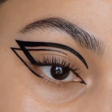 Graphic Eyeliner Ideas For Hooded Eyes, Graphic Eyeliner Black, Graphic Black Eyeliner, Motomami Aesthetic, Black Graphic Eyeliner, Black Eyeliner Makeup, Gym Makeup, Double Eyeliner, Evening Eye Makeup