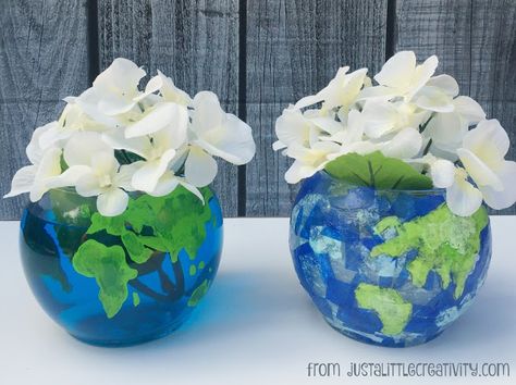 Set of two vases Easy DIY Globe Vases, one with tissue paper and one with paint.  Way cool! Earth Decorations Party, Around The World Centerpiece Ideas, Travel Themed Centerpieces Diy, Earth Centerpieces, Around The World Centerpieces, Globe Centerpiece Ideas, Earth Theme Party, Globe Centerpieces, Diy Globe