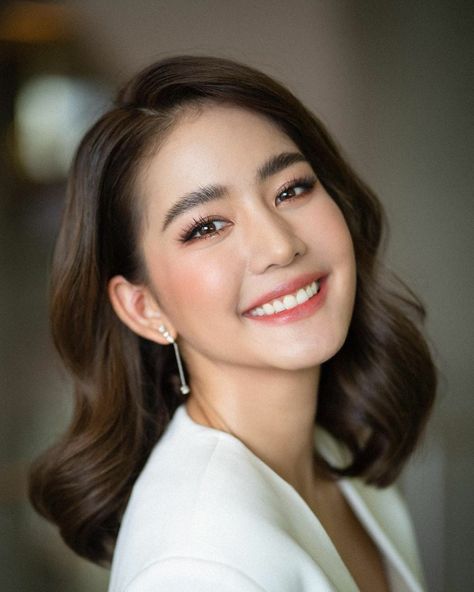 Hairstyle For Graduation Pictorial, Grad Photos Makeup, Graduation Look Makeup, Bride Makeup Asian, Graduation Pictorial, Bow Maylada, Short Hair Makeup, Timeless Makeup, Graduation Look