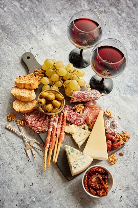 Wine Cheese Platter, Cheese Board Photography Food Styling, Charcuterie Photoshoot, Cold Meat Platter Ideas, Cheese And Meat Platter, Wine Platter, Charcuterie And Wine, Snacks Board, Wine And Charcuterie