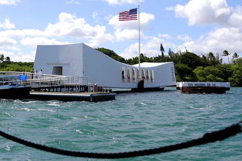 Pearl Harbor Memorial, Uss Arizona Memorial, Uss Arizona, Pearl Harbor Attack, Military Heroes, Tap Water, Pearl Harbor, Farm Heroes, Hawaiian Islands