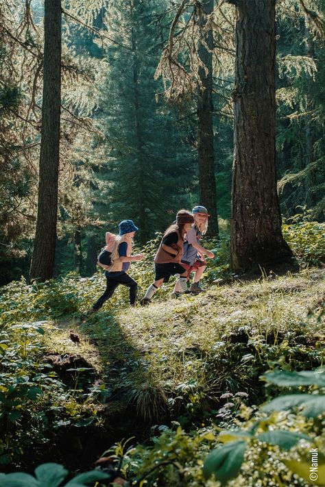 When children play and romp about outdoors, the emphasis is firmly on having fun. Parents’ main priority is knowing that their children are equipped as well as possible, espe­cially when it comes to shoes. LOWA has always invested a lot of product devel­opment effort to the chil­dren’s footwear segment. For example, a special last that provides more space in the toe area is used to make all chil­dren’s shoes. #lowa #kids #shoes Kids Playing Outside Aesthetic, Kids In Nature, Bonnie And Clyde Halloween Costume, Hiking Must Haves, Outdoorsy Kids, Family Hike, Boys Camp, Kids Hiking, Family Hiking