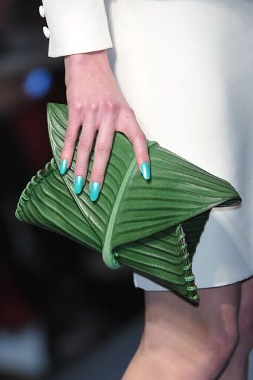 Leaf handbag pinned with Pinvolve - pinvolve.co Funky Purses, Green Clutches, Kelly Bag, Hermes Handbags, Purse Styles, Harpers Bazaar, Kate Moss, Street Chic, Mode Inspiration