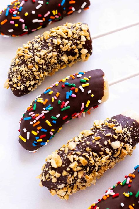 Chocolate Covered Bananas Chocolate Dipped Desserts, Cold Dessert Ideas, Banana Dipped In Chocolate, Chocolate Dipped Bananas, Banana Dip, Crispy Chocolate Chip Cookies, Banana Candy, Chocolate Covered Bananas, Cake Pop Sticks