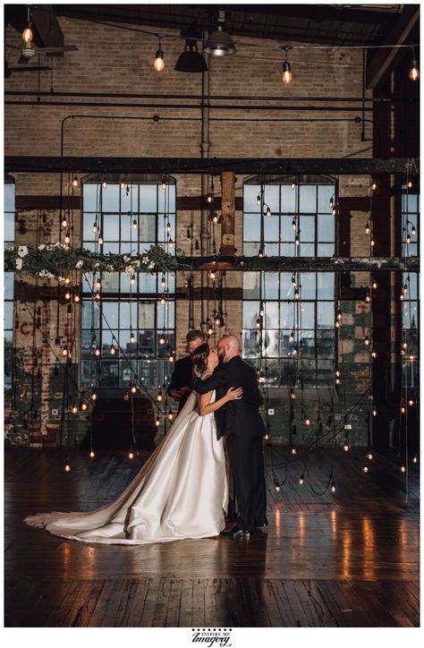 Modern Industrial Wedding Ceremony, Industrial Wedding Photos, Loft Wedding Ceremony, Wedding Presentation, Industrial Themed Wedding, Traditional Wedding Photography, Vintage Wedding Ceremony, Industrial Wedding Decor, Venue Design