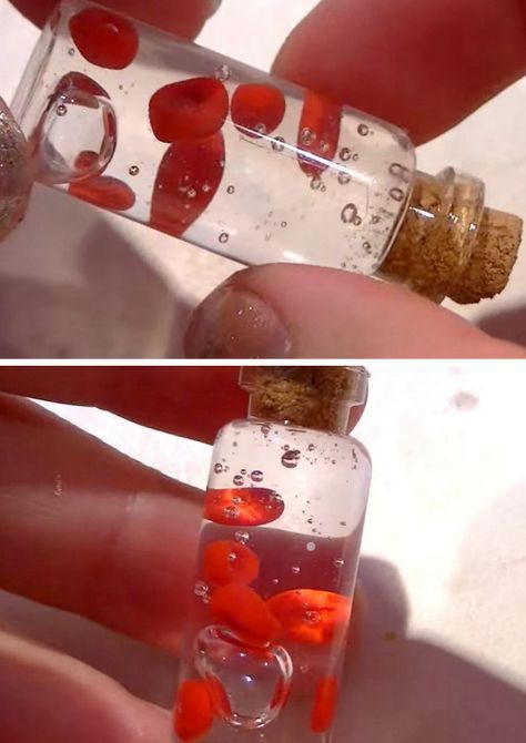 DIY Red Cells in a Bottle Necklace Video Tutorial from YouTube User COCO Chanou. Cosplay Diys, Necklace Video, Halloween Jewelry Diy, Diy Statement Necklace, Instruções Origami, Mini Glass Bottles, Clear Glue, Bottle Jewelry, Bottle Charms