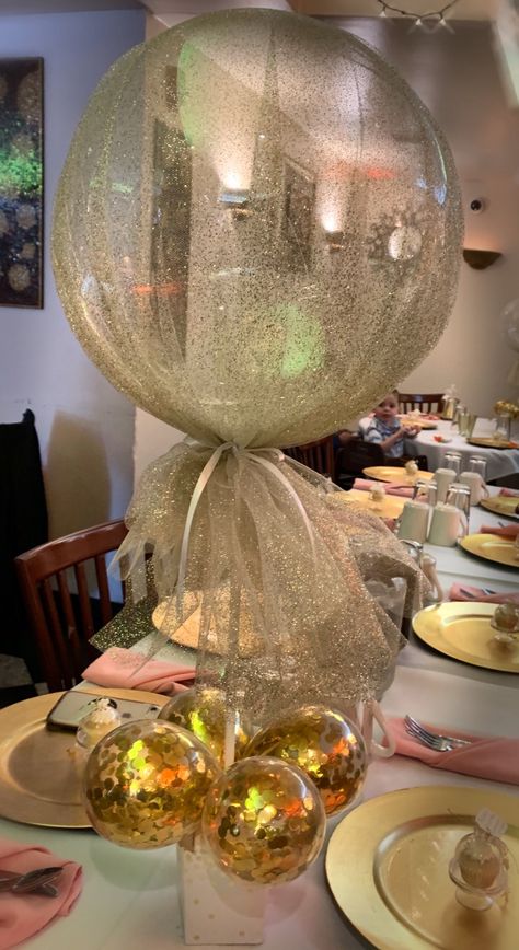 Red And Gold Balloon Centerpieces, Tulle Balloon Centerpiece, Single Balloon Centerpiece, Ballon Centre Piece, Bucket Centerpiece Ideas, Red Carpet Theme Party, Bucket Centerpiece, Balloon Bar, Balloon Table Centerpieces