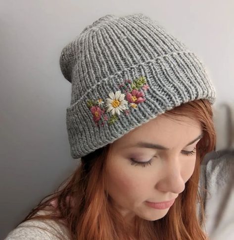 Julie Crawford- Knitted Bliss on Instagram: "Classic hat ✔️ Embroidered details ✔️ Skills level up ✔️ A few spots left for this Saturday's workshop @nofrillsknitting ! July 9, 2-4 pm in Bristol, UK. You bring something to embroider- knit is ideal, but feel free to experiment!- and I provide the rest. Come see just how easy this is. You might not know it yet, but you've got this. 🌟 . . . #bristolknitters #bristoluk #nofrillsknitting #embroideryourknits #embroideryworkshop #ukknitters #bristolblo Embroidered Knit Hat, Embroidered Toque, Embroider Beanie, Julie Crawford, Beanie Embroidery, Embroidered Stockings, Embroidery Workshop, Clothes Embroidery Diy, Embroidery Caps