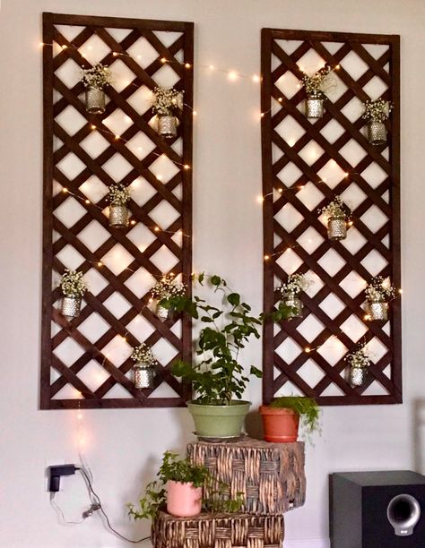 Wooden Lattice Wall Decor, Balcony Wall Decoration, Lattice Ideas Decor, Lattice Wall Indoor, Lattice Decor Ideas, Diy Outdoor Wall Decor, Lattice Trellis Ideas, Lattice Wall Decor, Outside Wall Decor