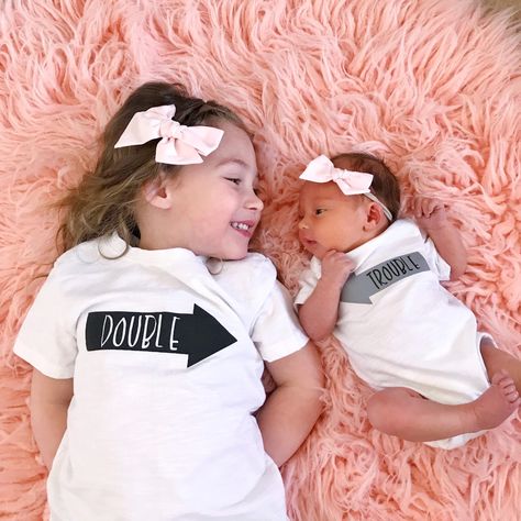 Toddler And Newborn, Kids R Us, Newborn Hospital Pictures, Brother And Sis, Brother Photos, Sibling Pictures, Matching Sibling Outfits, Hospital Pictures, Sisters Photoshoot