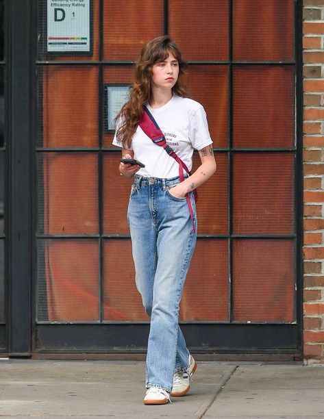 clairo, claire cottrill, sling tour Clairo Outfits, Lesbian Fashion, Foto Ideas Instagram, Looks Vintage, Aesthetic Outfits, Pretty Hairstyles, Concert Outfit, A Girl, Fashion Inspo Outfits