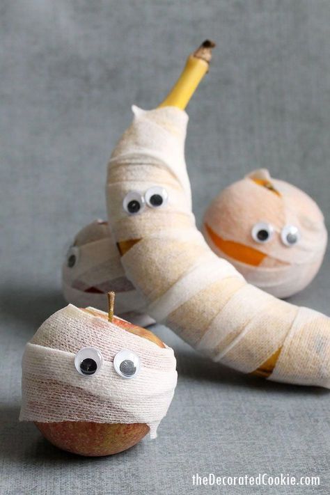 A Halloween party or lunch box treat for kids: Mummy fruit. Easy, healthy Halloween treat idea for kids or grown-ups. Great for classroom treats. #halloweenparty Buffet Halloween, Halloween Lunch Box, Halloween Lunch, Halloween Breakfast, Healthy Halloween Treats, Halloween Fruit, Easy Halloween Party, Recipe Pumpkin, Halloween Crafts For Toddlers