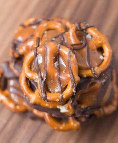 Sweet, salty, crunchy. The perfect combination for a midnight snack! Salted Caramel Pretzel Bites, Caramel Pretzel Bites, Pretzel Snaps, Salted Caramel Pretzels, Salty Food, Oh Sweet Basil, Caramel Pretzels, Covered Pretzels, Sweet Basil