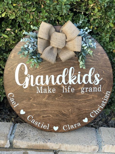 Grandkids Sign, Wooden Signs Diy, Door Signs Diy, Wooden Door Hanger, Wooden Door Signs, Diy Wood Signs, Wooden Door Hangers, Cricut Craft Room, Diy Cricut