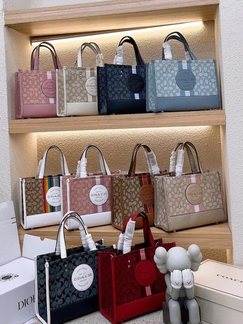 Tote is very beautiful!This one is also very popular this year. The size of the horizontal Tote ,Make you want to use it every day,and it’s worth buying it for your daily commute.Horizontal size:30*23 #tote bag #bag #coach Tote Coach, Coach Tote, Coach Bag, Bag Bag, Color Collection, Coach Bags, This Year, Every Day, Tote Bag