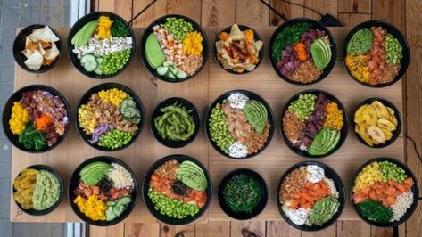 Poke bowl: siete recetas diferentes para cada día de la semana Poke Bowl Receta, Poke Bowl Ideas, Buda Bowl, Health Lunches, Resto Bar, Poke Bowls, Sushi Bowl, Clean Eating Meal Plan, Poke Bowl