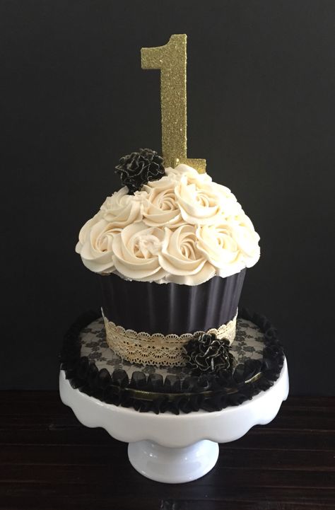 Black and gold smash cake Gold Smash Cake, Large Cupcake Cakes, 25th Birthday Ideas For Her, Glamour Cake, Baby First Birthday Cake, Smash Cake Girl, Gold First Birthday, Large Cupcake, Second Birthday Ideas