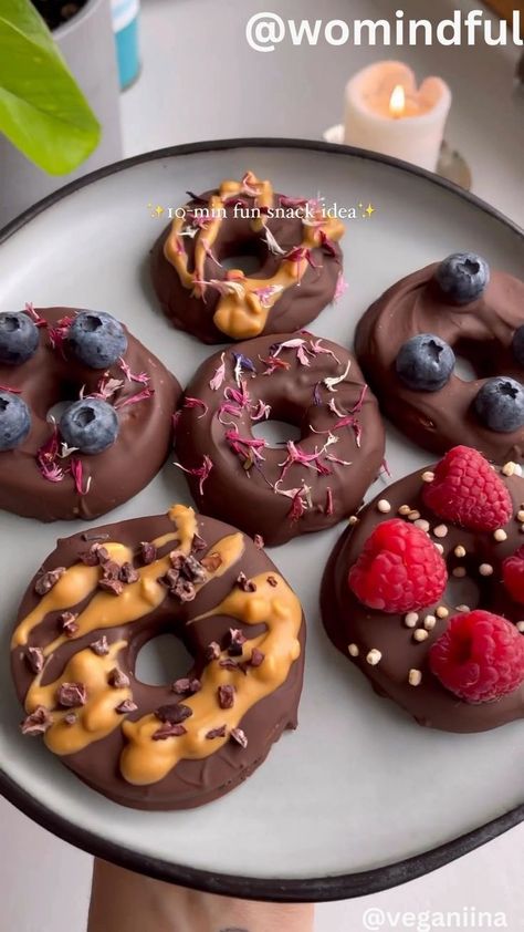 Makanan Rendah Kalori, Chocolate Donut, Crunchy Snack, Makanan Diet, Chocolate Donuts, Sweet Snacks Recipes, Think Food, Healthy Sweets Recipes, Food Recepie