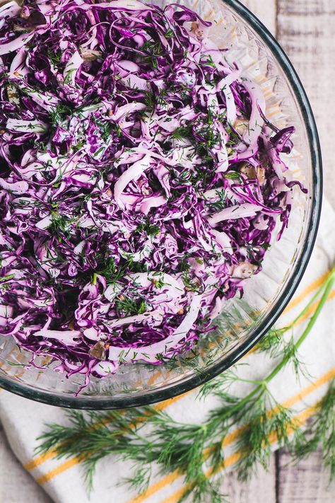 Red Cabbage and Dill Slaw ~ this healthy slaw goes with everything...skip the deli counter and make your own, it costs just pennies per serving! Easy Cabbage Slaw, Dill Slaw, Diet Salad Recipes, Diet Salad, Pickled Red Cabbage, Potluck Salad, Red Cabbage Salad, Mayo Salad, Red Cabbage Slaw