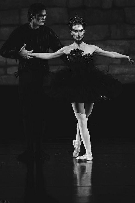 Natalie Portman Black Swan, 2010 Aesthetic, Swan Lake Costumes, Black Swan Movie, Black Swan 2010, Swan Wallpaper, Black Swan Costume, Dark Swan, Ballet Beauty