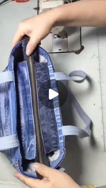 Diy Denim Crossbody Bag Tutorial, Diy Denim Purse Old Jeans, Jean Bags Ideas, Small Bag Patterns To Sew, Jean Purses Ideas Recycled Denim, Denim Purses And Bags Old Jeans, Jean Bags Pattern Ideas, Diy Jean Purse, Jeans Bag Tutorial