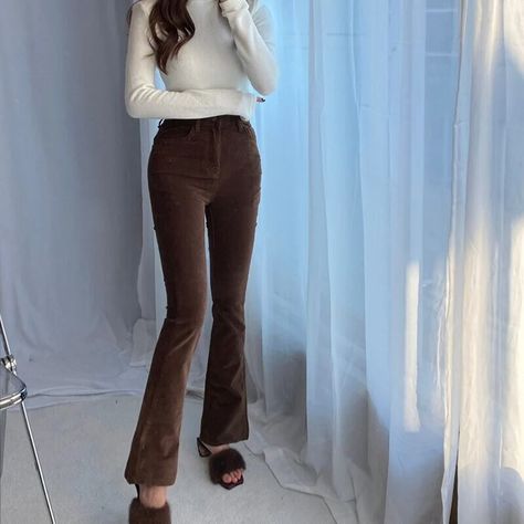 Brown Flare Pants Outfit, Brown Flare Pants, 90s Wear, Flare Jeans Outfit, Brown Flares, Smart Casual Women, Streetwear 90s, Aesthetic Retro, Korean Streetwear