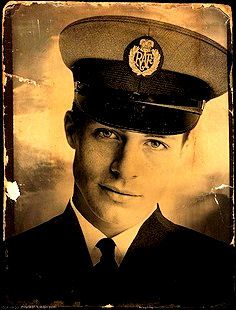 WW 2 - Handsome, unknown young soldier (Canadian or British?) Air Force Officer, Perang Dunia Ii, Man In Uniform, Vintage Foto's, Vintage Photo Booths, Photobooth Pictures, Portrait Vintage, Photo Vintage, Royal Air Force