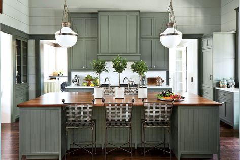 7 Paint Colors WeÍre Loving for Kitchen Cabinets in 2020 Farmhouse Kitchen Colors, Kitchen Cabinet Trends, Sage Green Kitchen, Green Kitchen Cabinets, Southern Living Homes, Cottage Kitchens, Green Cabinets, Kitchen Design Trends, Grey Kitchen Cabinets