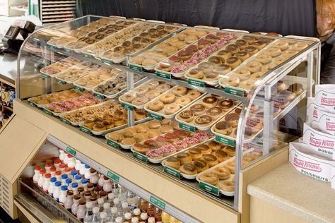 doughnut shop! Doughnut Shop Interior Design, Vintage Donut Shop, Donut Shop Interior, Bakery Shop Interior, Donut Store, Donut Display, Donut Flavors, Bakery Display Case, Donut Stand