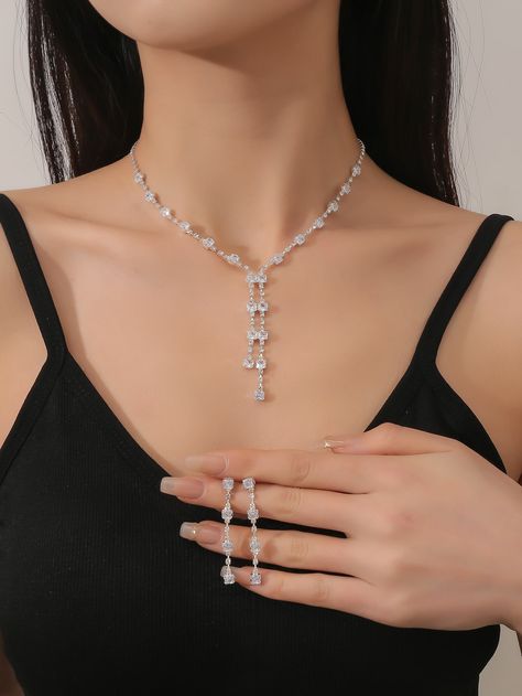 Luxury Dazzling Formal Necklaces, Luxury Silver Diamond Necklace For Party, Luxury Women's Drop Necklace For Wedding, Luxury Diamond-accented Drop Necklace For Wedding, Elegant Drop-shaped Crystal Rhinestone Necklace, Neck Pieces Jewelry, Diamond Bracelet Design, Diamond Necklace Designs, Luxe Jewelry