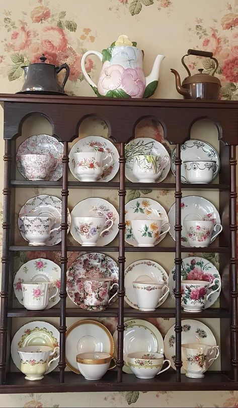 Tea Cups Display Ideas, Tea Cup Display Cabinet, How To Store Tea Cups, Tea Set Storage Ideas, Tea Cup Display Ideas Shelves, Tea Cup Shelf Display, Tea Cup Collection Display, Vintage Glassware Display Ideas, Teacup Organization